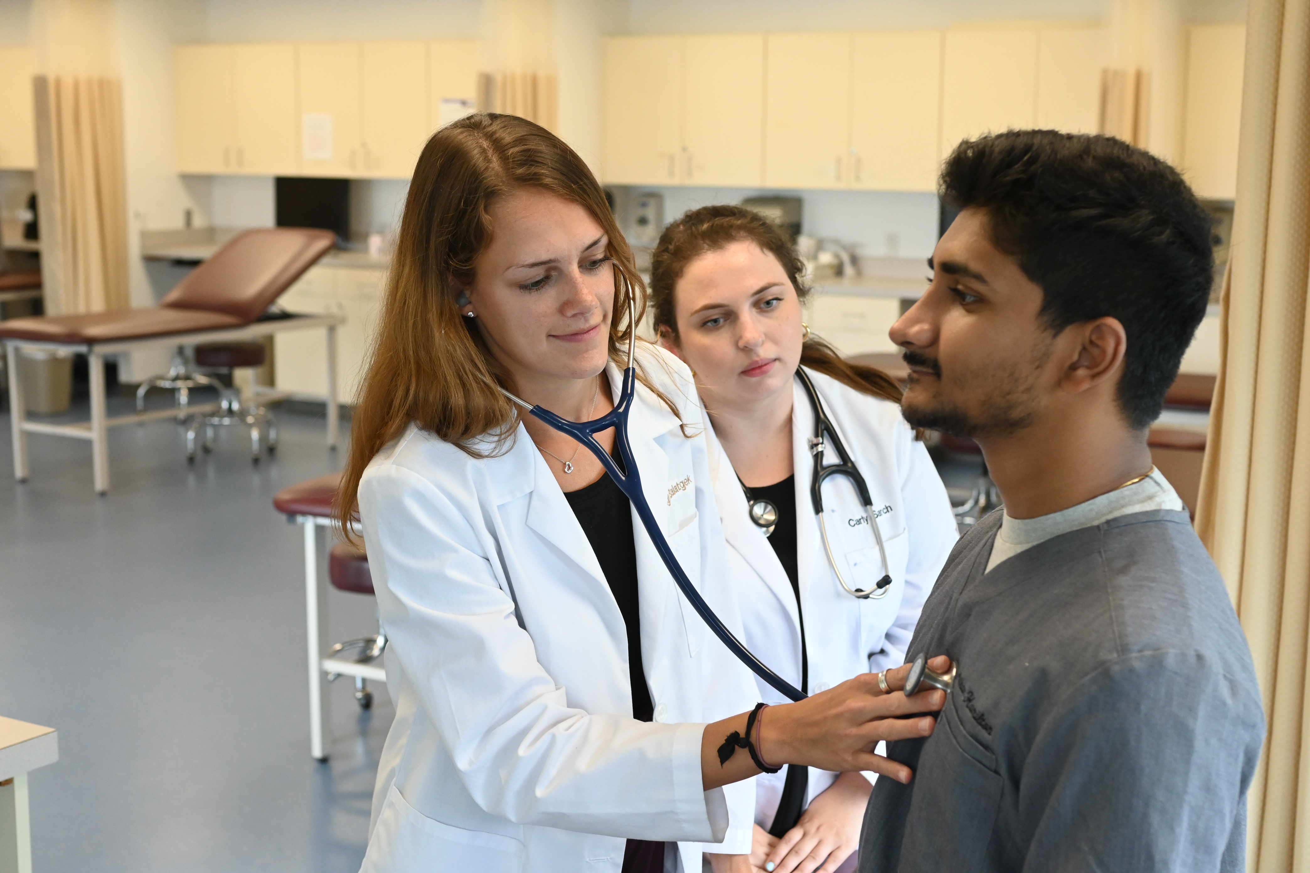 PA student examines patient in the lab pic1