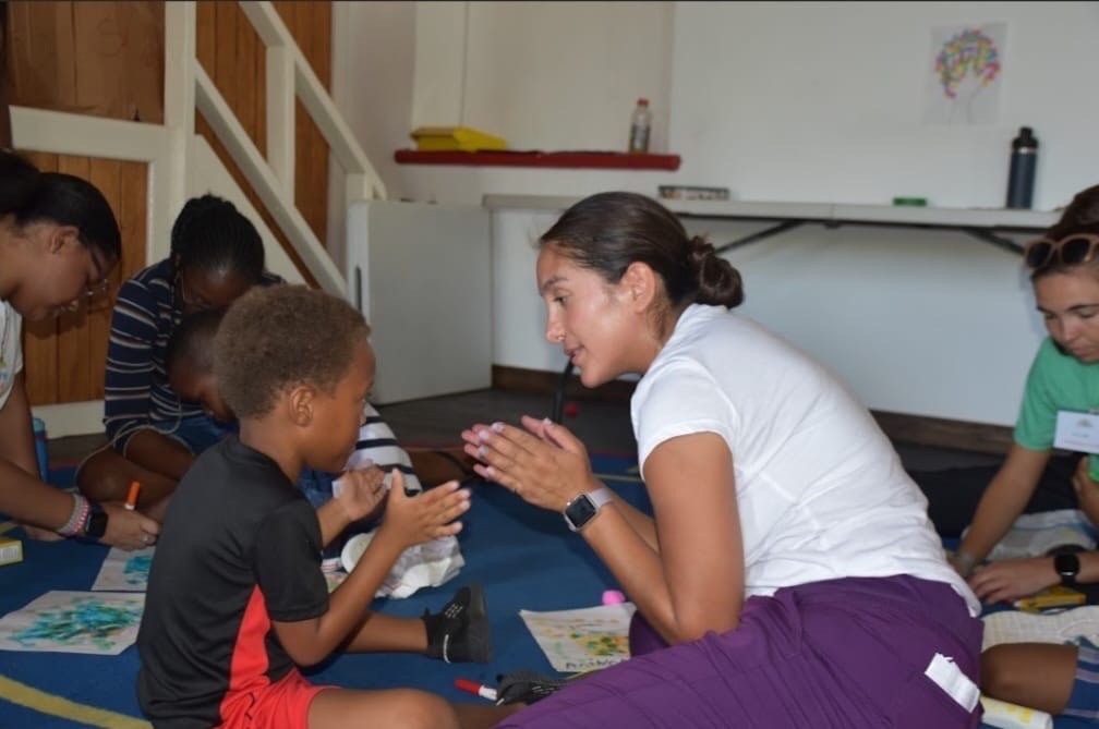 Veronic Baez helps young patient pic