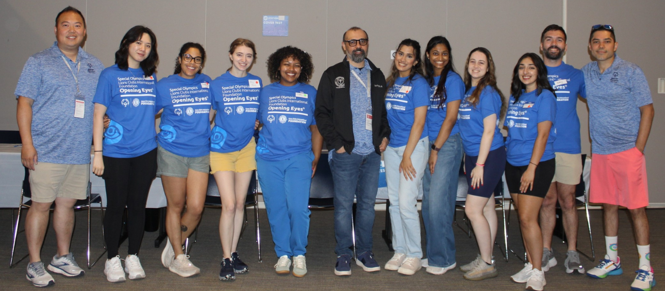 group photo of optometry students and faculty