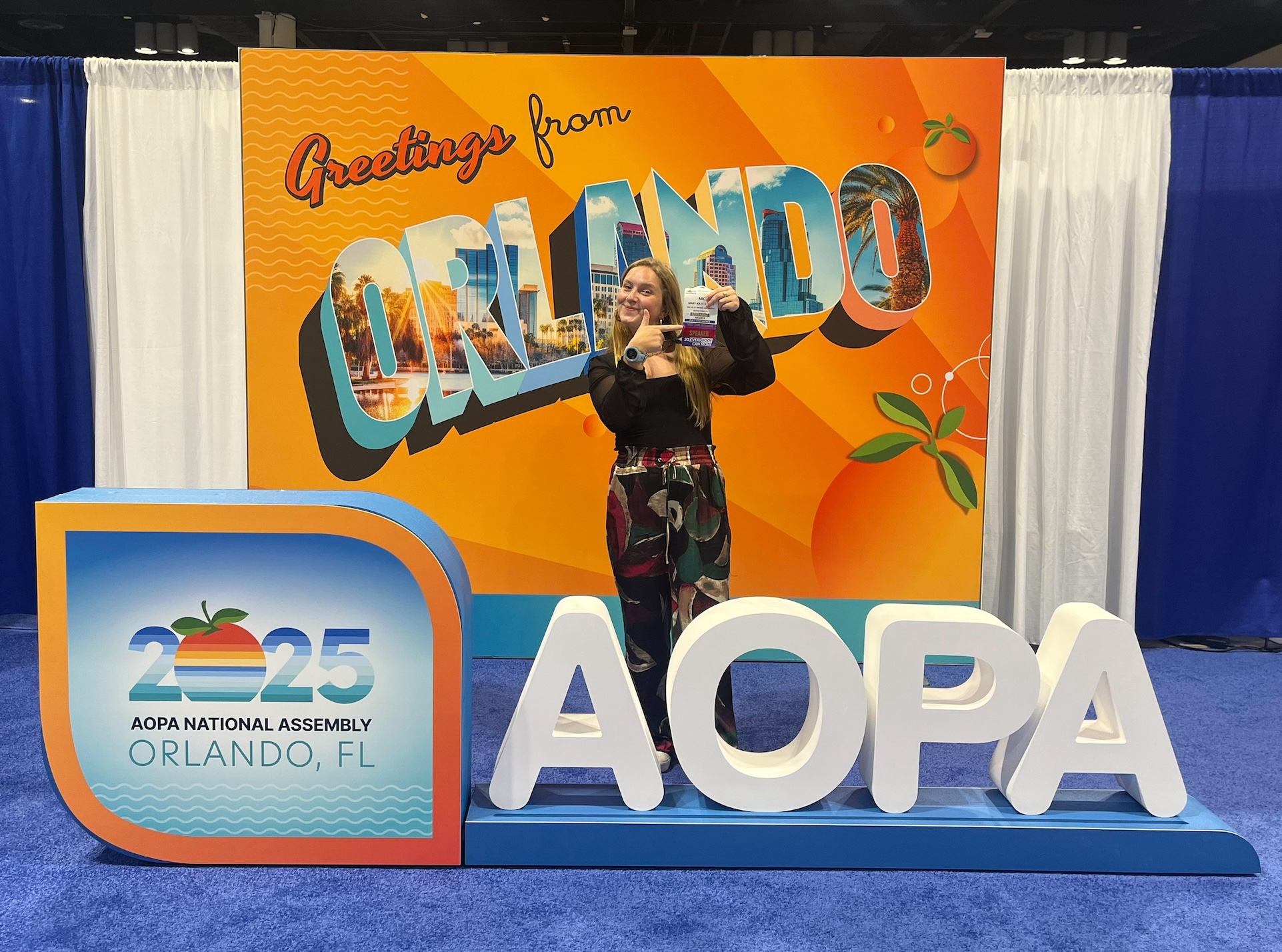 Mary-Kate Dennis in front of Orlando sign pic1