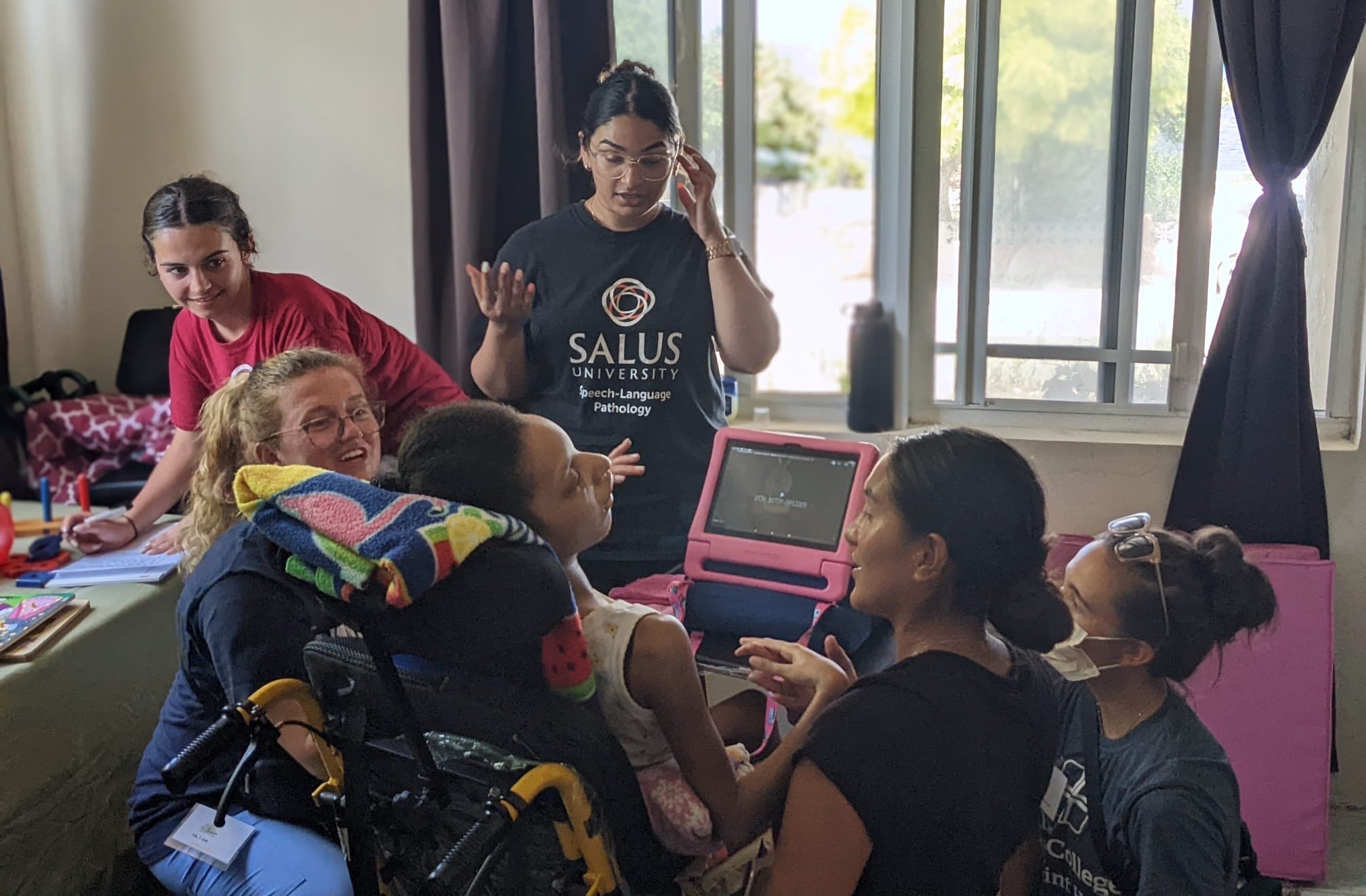 Veronica Baez and colleagues helping patient pic2